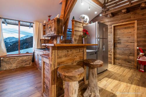オルシエールにあるChalets d alpage 5 étoiles la chabaneのカウンターと冷蔵庫のあるキッチン