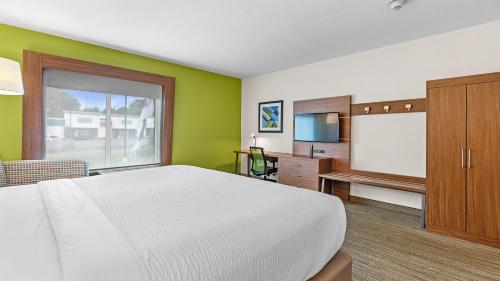 Postel nebo postele na pokoji v ubytování Holiday Inn Express & Suites Mobile - University Area by IHG
