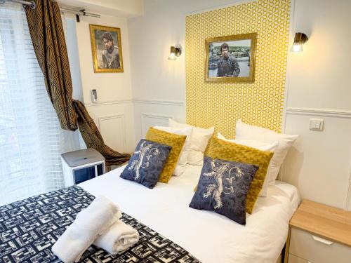 - une chambre avec 2 lits et un mur jaune dans l'établissement Urban Flat 42 - Game of thrones Apartment, à Paris