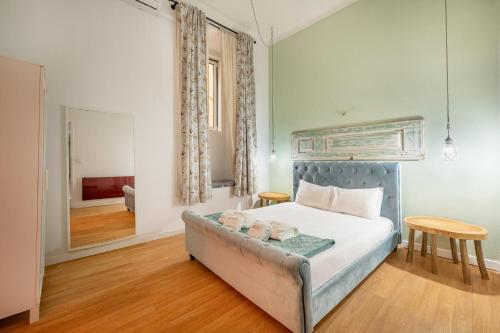 Un dormitorio con una cama, una mesa y un espejo. en Boavista Building Studios, en Lisboa
