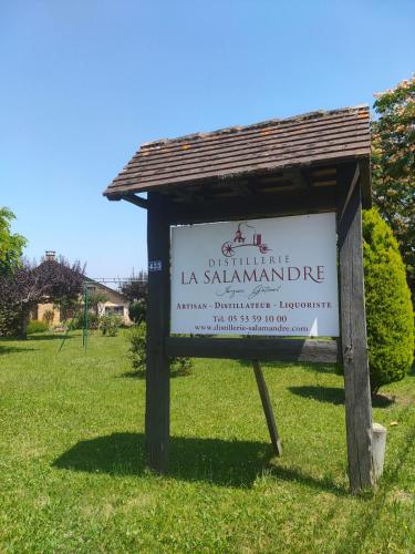 un panneau indiquant la salamandre dans un champ dans l'établissement Villa la Salamandre Pool in Sarlat and Montignac, à Sarlat-la-Canéda