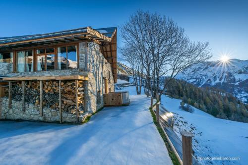 オルシエールにあるChalets d alpage 5 étoiles la chabaneの雪山の丸太小屋