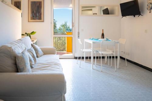 Μια τηλεόραση ή/και κέντρο ψυχαγωγίας στο Limmy Home with sea view