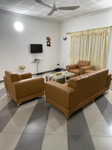 Μια τηλεόραση ή/και κέντρο ψυχαγωγίας στο Maison moderne à Calavi - paisible et confortable