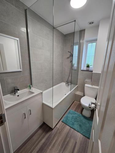Koupelna v ubytování 2Bedroom Flat Western Elms Free Parking Reading