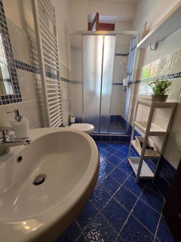 a bathroom with a sink and a shower and a toilet at Appartamenti Mondo Per Te in Santa Margherita Ligure
