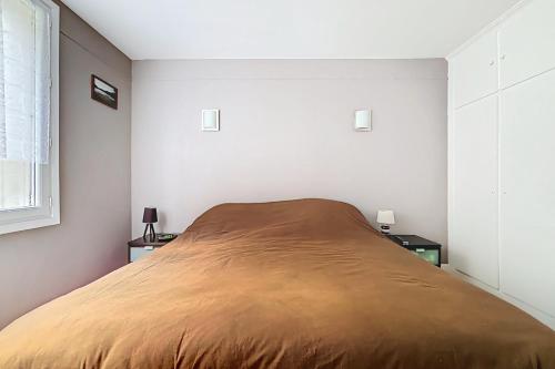 - un grand lit dans une chambre avec 2 tables de chevet dans l'établissement Spacious 2-room apartment near Nation, à Paris