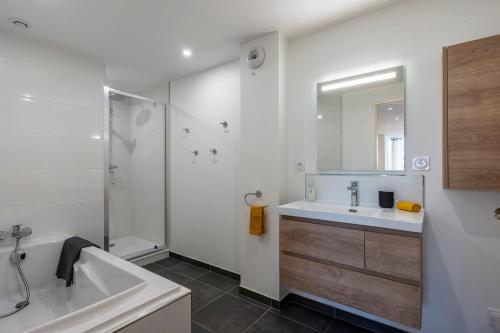 une salle de bain avec une baignoire, un lavabo et une douche dans l'établissement L'Ovalino, 3 chambres au calme, 100 m2, à Montpellier