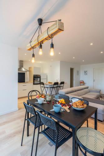 - une table avec des bols de nourriture dans le salon dans l'établissement L'Ovalino, 3 chambres au calme, 100 m2, à Montpellier