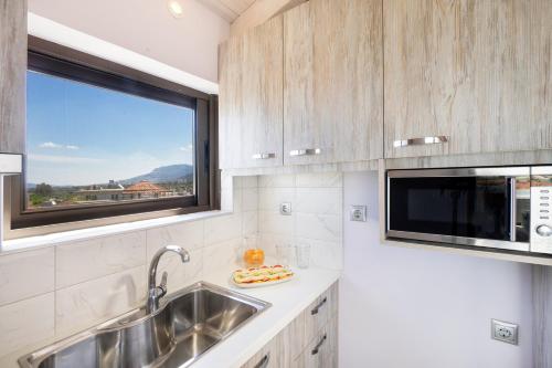 Η κουζίνα ή μικρή κουζίνα στο Slavena Suite