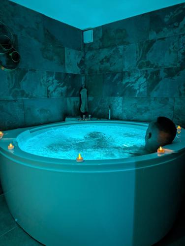 - une salle de bains pourvue d'une baignoire pour bébé dans l'établissement Maison Insolite avec Spa Privatif, à Monbalen