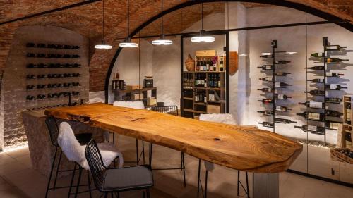 a wine tasting room with a wooden table and chairs at steiRerBLiCke - Domaine Sernau Muscat in Gamlitz