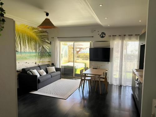 un salon avec un canapé et une table dans l'établissement Studio Front de Mer à 10mètres de la plage, à Villeneuve-Loubet