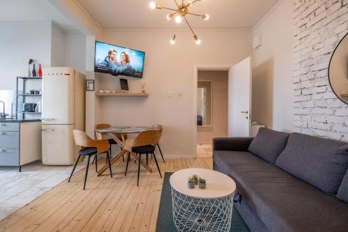 Spacious & Central 2BR with Terrace, Cozy & Modern by Flat Mаnager