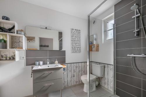 ein Badezimmer mit Toilette, Waschbecken und Dusche in der Unterkunft À 300m de la mer maison - jardin - Piscine pour 4 in Sainte-Marie