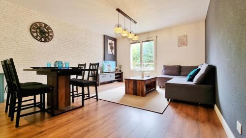 un salon avec un canapé et une table dans l'établissement Cocon Design & Confortable - Parking - RBNB, à Colmar