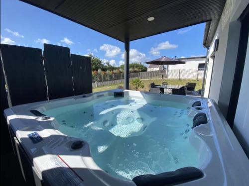 un bain à remous à l'arrière d'une maison dans l'établissement Les Maisons Côté Ouest, à Carantec