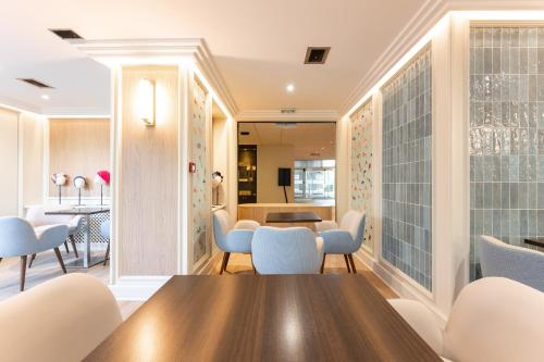 a dining room with a table and chairs at Mercure Grenoble Centre Porte des Alpes in Grenoble