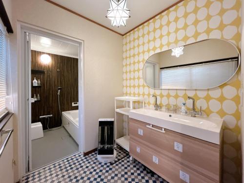 a bathroom with a sink and a mirror at 倉敷ながや in Kurashiki