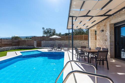 Bazén v ubytování Vera Natura Villas I & II, with Private Pools, BBQ & Playground, By ThinkVilla nebo v jeho okolí