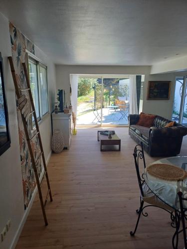 Photo de la galerie de l'établissement T2 avec terrasse calme absolue dans Marseille, à Marseille
