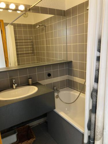une salle de bain avec un lavabo, une baignoire et une douche dans l'établissement Appartement à Belle Plagne au pied des pistes, à La Plagne Tarentaise