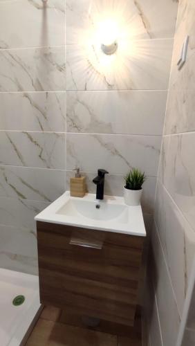 a bathroom with a sink and a toilet and a tub at Made-4-You a 5minutos a pé da praia in Lagos
