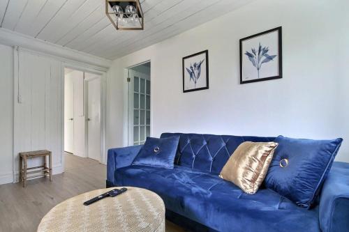 a blue couch in a living room with a table at Cozy 2BR - 2 King Beds & 2 Parking - 8min to Old Town in Quebec City