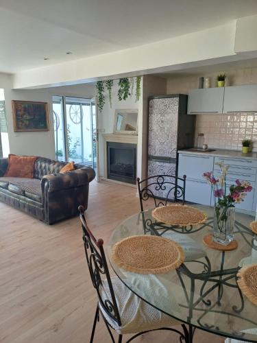 Photo de la galerie de l'établissement T2 avec terrasse calme absolue dans Marseille, à Marseille