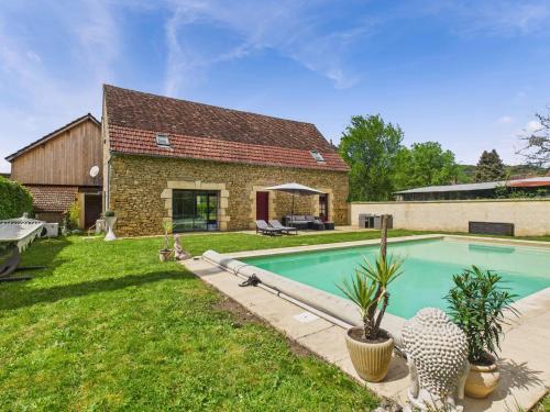 une maison avec une piscine dans la cour dans l'établissement Belle maison pour 6 - Piscine - Dordogne, à Saint-Julien-de-Lampon