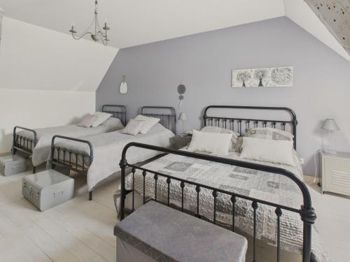 two beds in a bedroom with white walls at Belle maison pour 6 - Piscine - Dordogne in Saint-Julien-de-Lampon