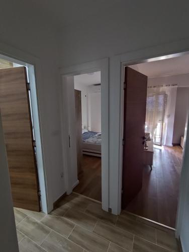 Ένα ή περισσότερα κρεβάτια σε δωμάτιο στο Apartman Sunce Bijela