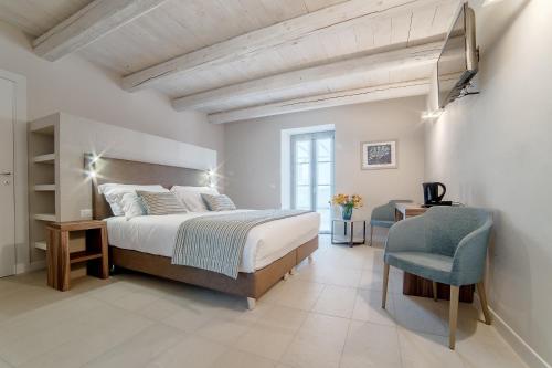 sypialnia z łóżkiem i niebieskim krzesłem w obiekcie Agromarino w mieście Sirolo