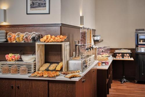 - une boulangerie avec du pain et des viennoiseries sur un comptoir dans l'établissement Abaca Messidor by Happyculture, à Paris