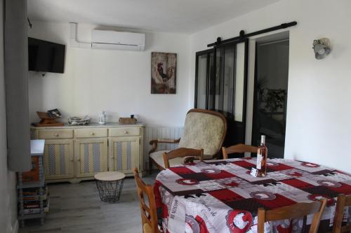 une salle à manger avec une table et quelques chaises dans l'établissement la villa des six ifs - Le mûrier, à Flayosc
