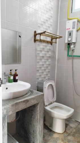 a bathroom with a sink and a toilet at โอรีสอร์ต Oresort in Ban Chua Phloeng