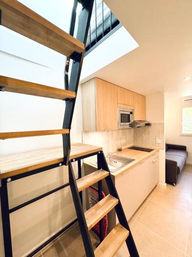 een loftkeuken met een ladder voor een keuken bij Les saisonniers in Grimaud
