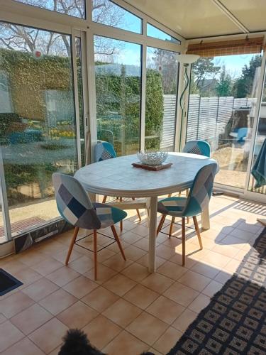 une salle à manger avec une table et des chaises dans l'établissement maison de famille bord mer, à Sarzeau