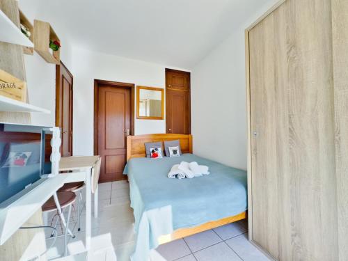 a small room with a bed and a television at Room-4-You a 5minutos a pé da praia in Lagos