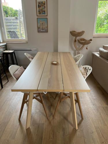 - une table à manger en bois dans le salon dans l'établissement Corps de ferme charmant Amiens avec Parking, à Ferrières