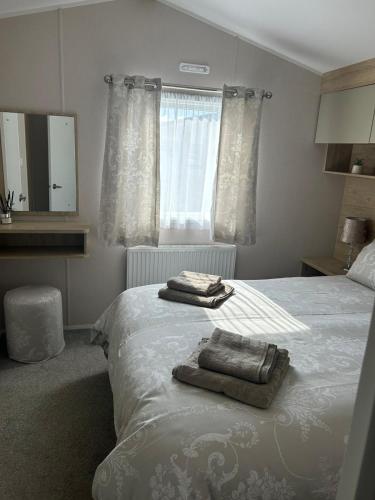 Ένα ή περισσότερα κρεβάτια σε δωμάτιο στο One Muirfield, Caravan at Turnberry