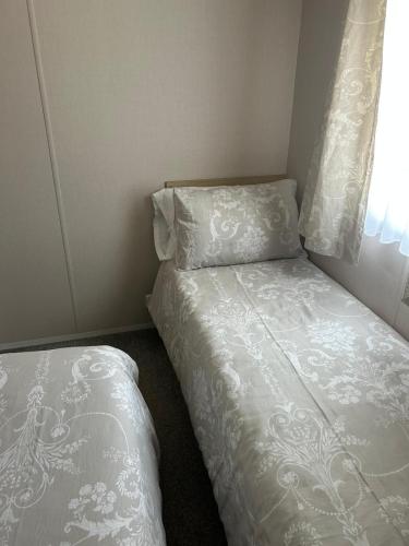 Ένα ή περισσότερα κρεβάτια σε δωμάτιο στο One Muirfield, Caravan at Turnberry