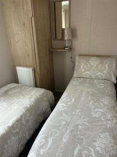 Ένα ή περισσότερα κρεβάτια σε δωμάτιο στο One Muirfield, Caravan at Turnberry