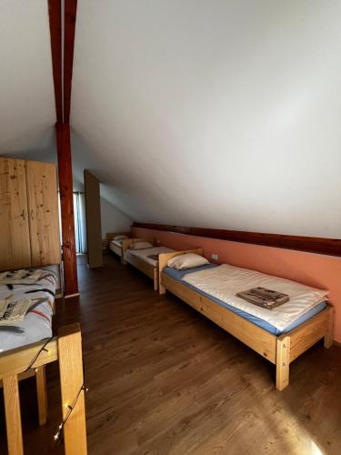 Postel nebo postele na pokoji v ubytování Krtajse