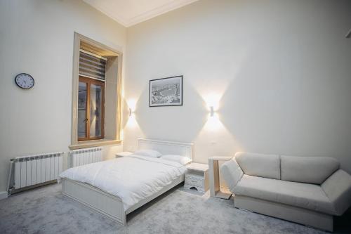 un dormitorio con una cama y una silla en Old City Home, en Baku