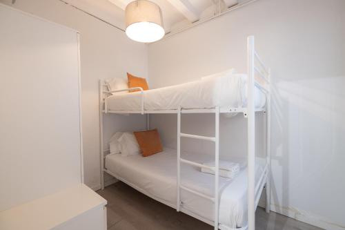 Postel nebo postele na pokoji v ubytování Stay U-nique Apartments Roger Llúria II