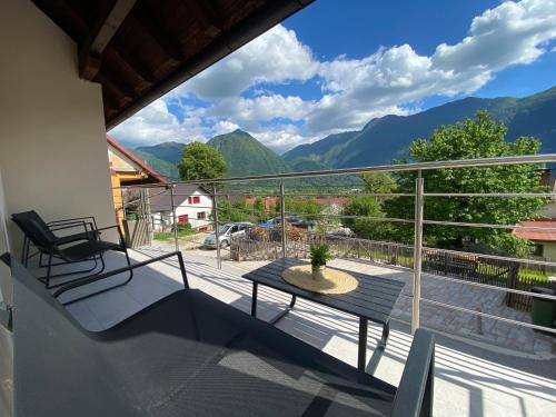 Vista generica sulle montagne o vista sulle montagne dall'interno dell'appartamento
