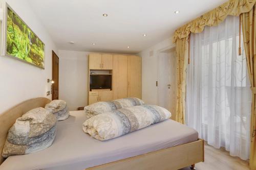 a bedroom with a bed with two pillows on it at Gästehaus Gerda in Bad Peterstal-Griesbach