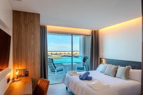 Postel nebo postele na pokoji v ubytování Sea Breeze Suites