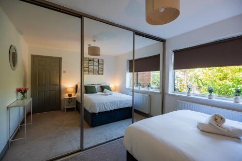 Postel nebo postele na pokoji v ubytování Winston Bungalow By Horizon Stays